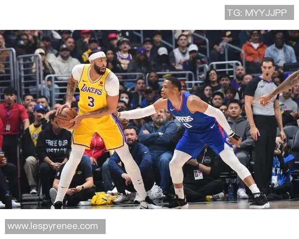 洛杉矶快船激战即将上演 球迷期待新赛季强劲对决 洛杉矶快船激战即将上演 球迷期待新赛季强劲对决