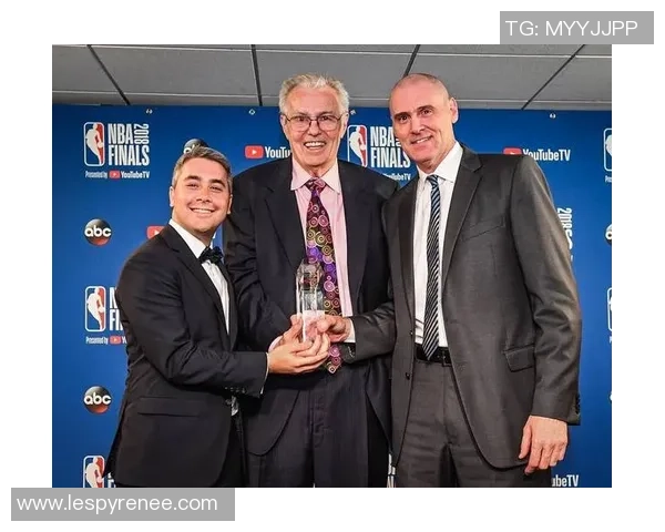 聚焦篮球巨星成长之路与赛场内外传奇故事全景深度解析篇章展示录